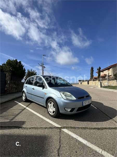 Usado Ford Fiesta Ghia 80 CV (58 kW) 2005 Azul Utilitario