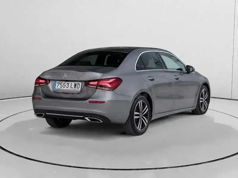 Usado Mercedes A180 116 CV (85 kW) 2022 Gris / plata Berlina