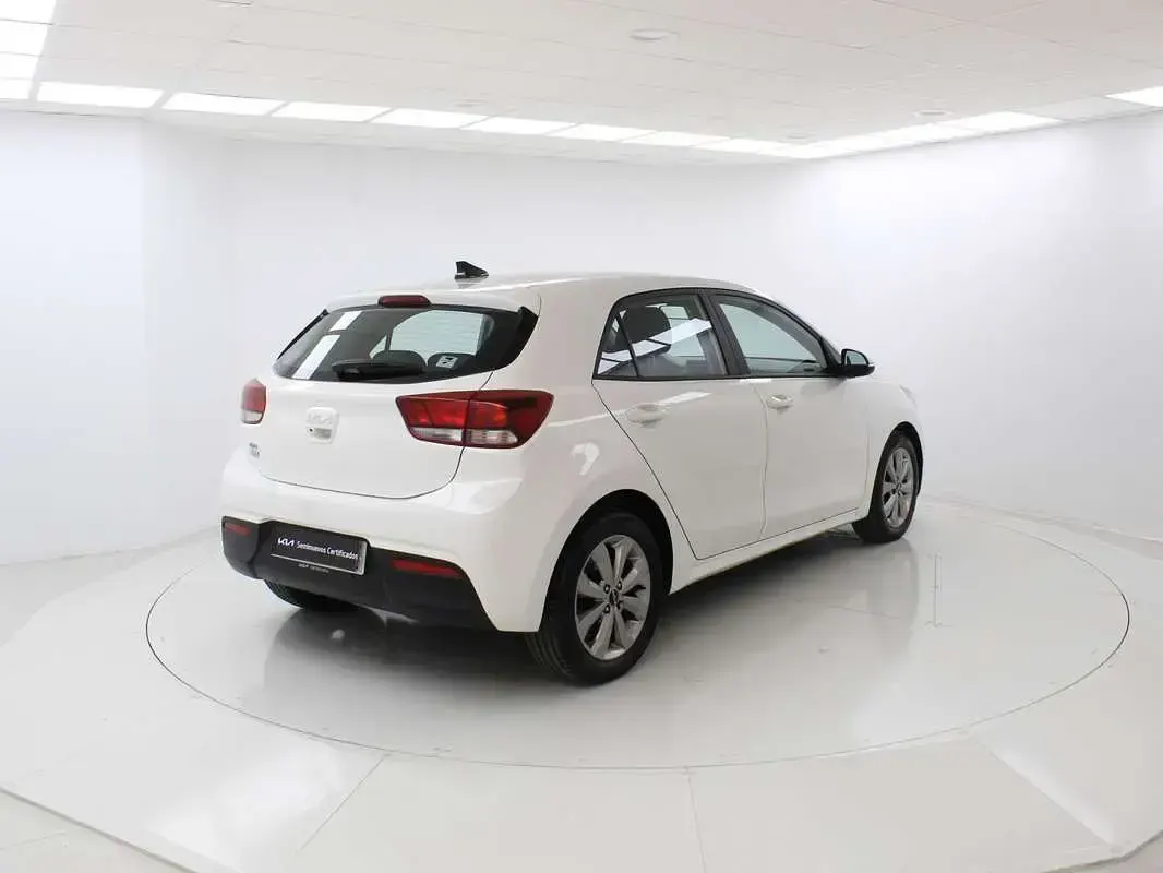 Usado Kia Rio 101 CV (74 kW) 2022 Blanco Utilitario