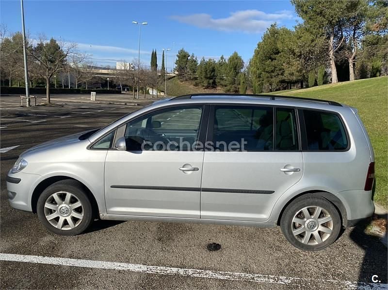 Usado VW Touran 140 CV (102 kW) 2007 Gris / plata Monovolumen