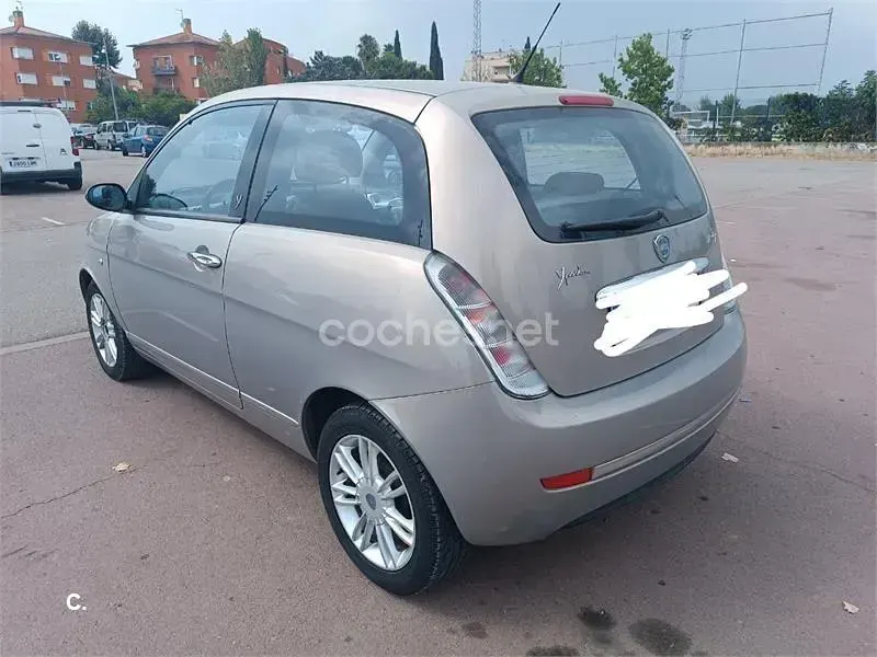 Usado Lancia Ypsilon 90 CV (66 kW) 2008 Gris / plata Utilitario