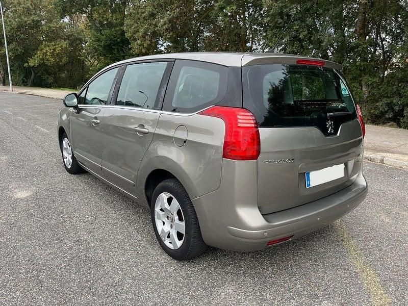 Usado Peugeot 5008 Premium 110 CV (80 kW) 2010 Beige Monovolumen