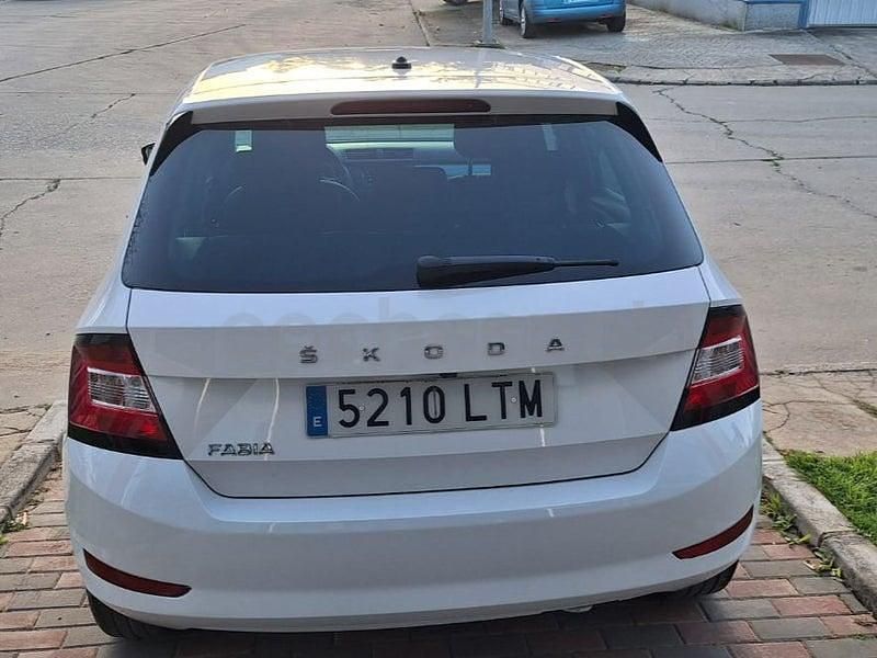 Usado Skoda Fabia Ambition 95 CV (69 kW) 2021 Blanco Berlina