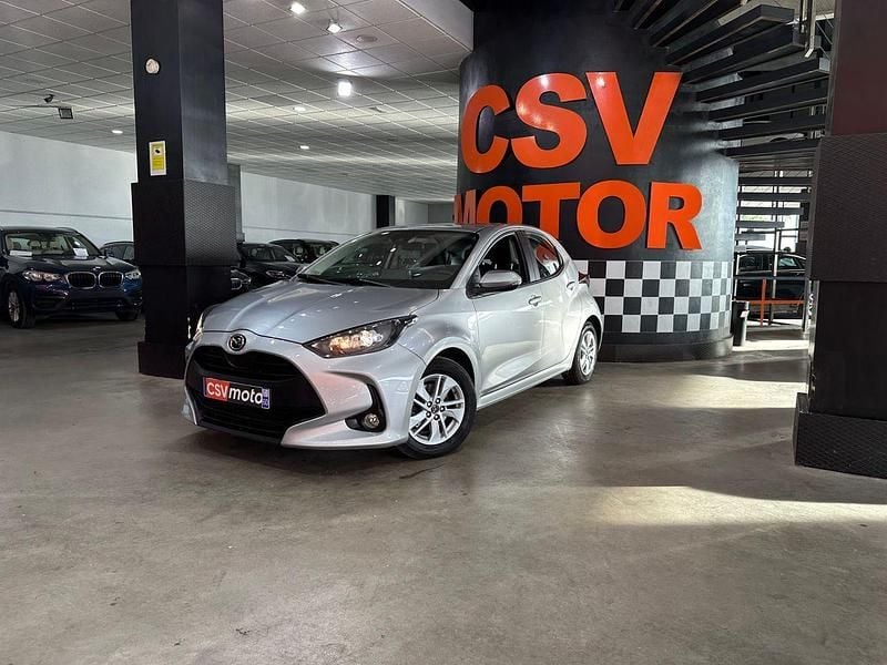Usado Toyota Yaris Hybrid Active 116 CV (85 kW) 2023 Gris Utilitario