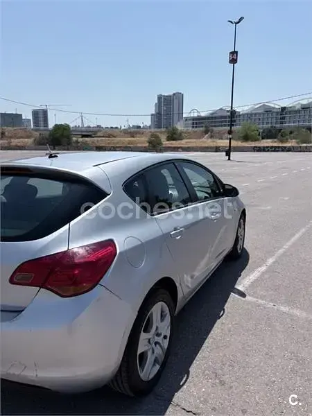 Usado Opel Astra Selective 110 CV (80 kW) 2012 Gris / plata Berlina