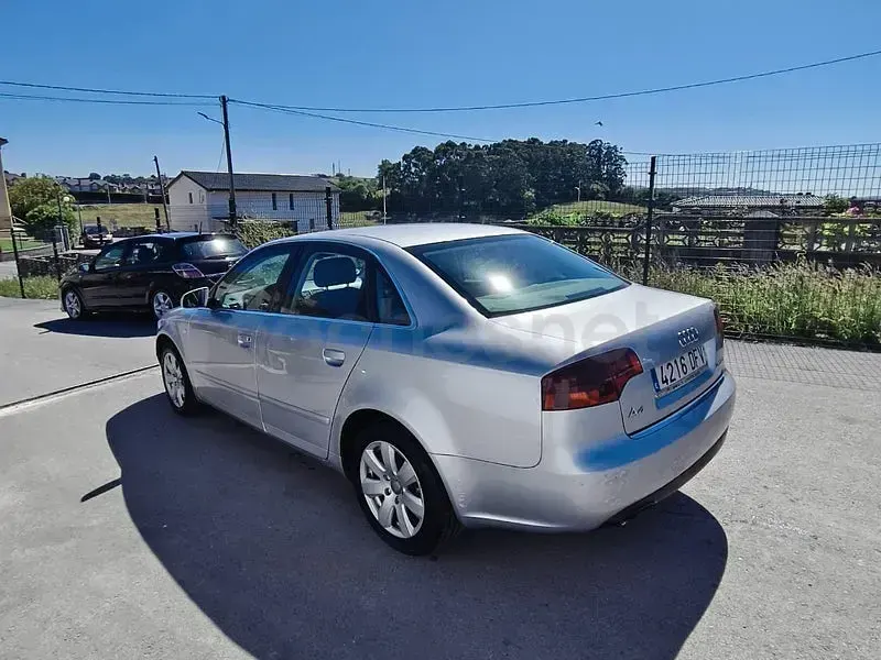Usado Audi A4 140 CV (102 kW) 2005 Gris / plata Berlina