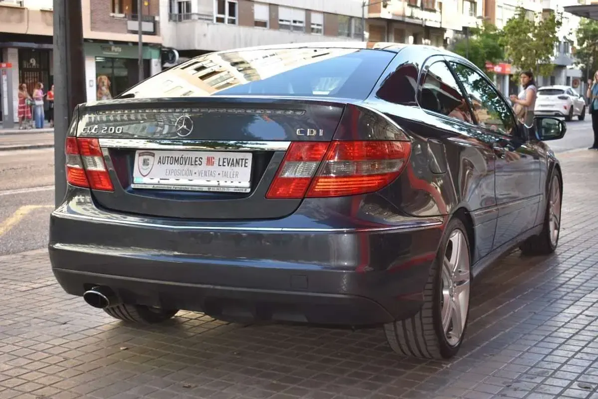 Usado Mercedes C200 122 CV (89 kW) 2009 Gris Coupe
