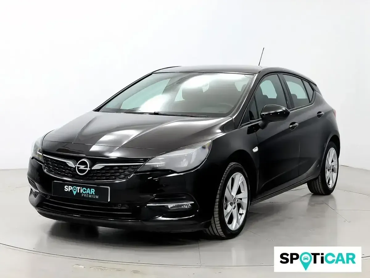 Usado Opel Astra Design & Tech 110 CV (80 kW) 2021 Negro Utilitario