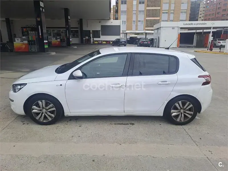Usado Peugeot 308 Access 110 CV (80 kW) 2017 Blanco Berlina