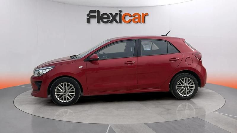 Usado Kia Rio 84 CV (61 kW) 2022 Rojo Berlina