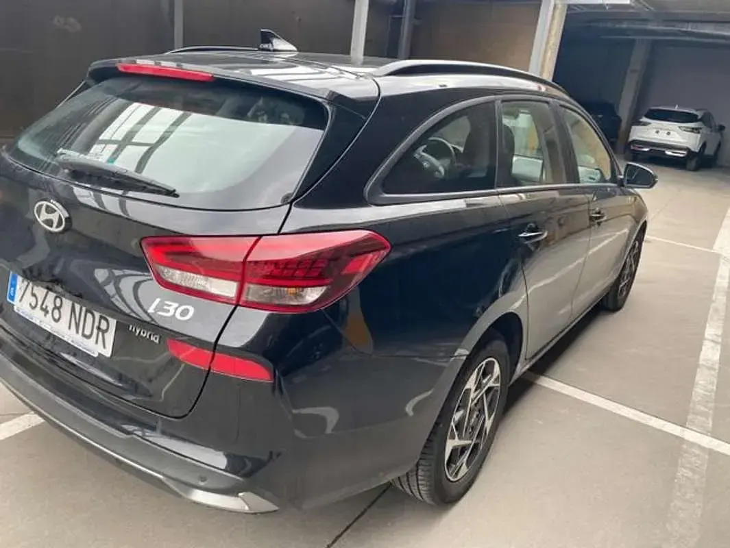 Usado Hyundai i30 101 CV (74 kW) 2025 Negro Familiar