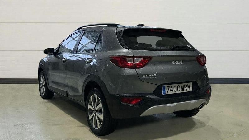 Usado Kia Stonic 100 CV (73 kW) 2024 Gris SUV