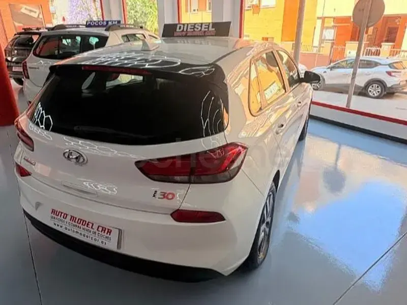 Usado Hyundai i30 GO! 95 CV (69 kW) 2020 Blanco Berlina