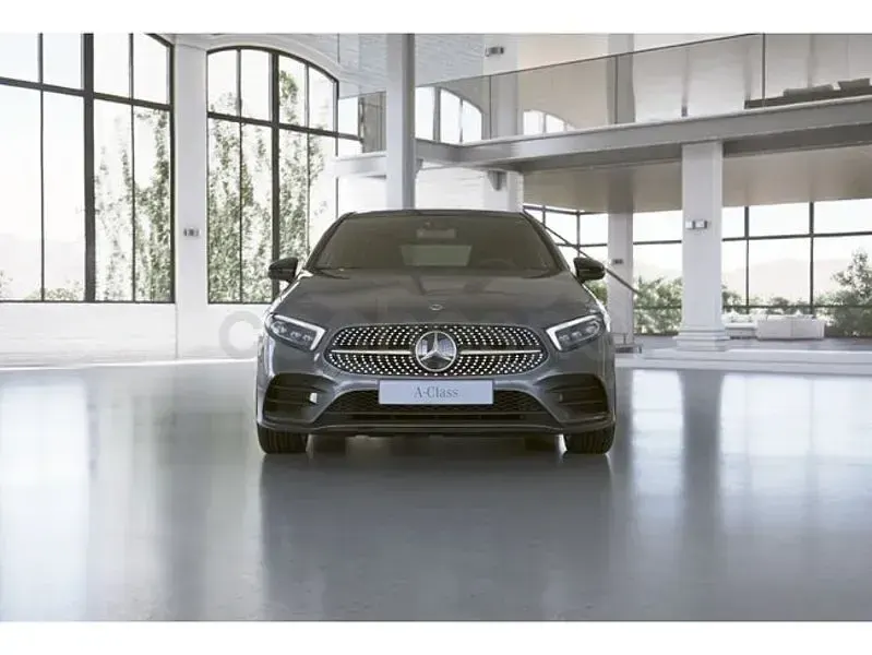 Usado Mercedes A200 163 CV (119 kW) 2022 Gris / plata Berlina