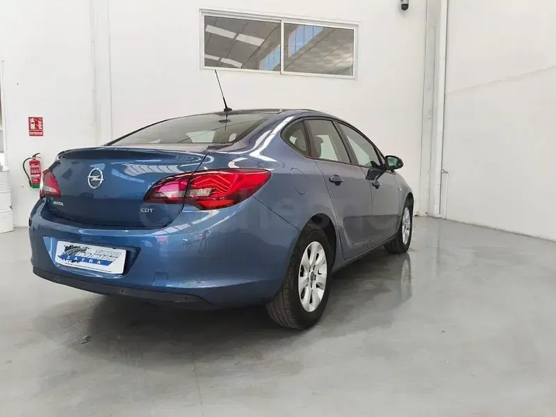 Usado Opel Astra Elegance 110 CV (80 kW) 2016 Azul Berlina