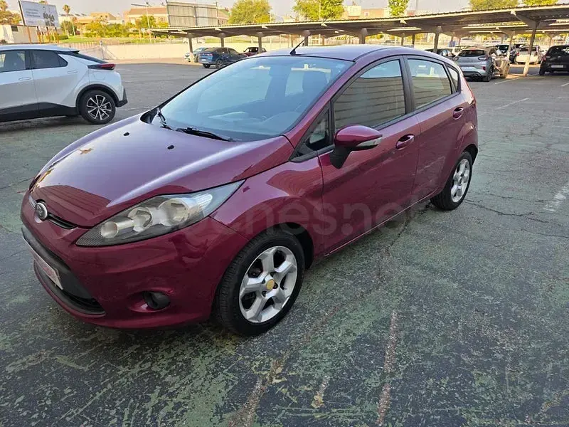 Usado Ford Fiesta Trend 70 CV (51 kW) 2011 Granate Berlina