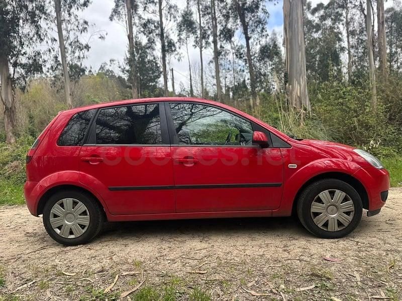 Usado Ford Fiesta 68 CV (50 kW) 2005 Rojo Utilitario
