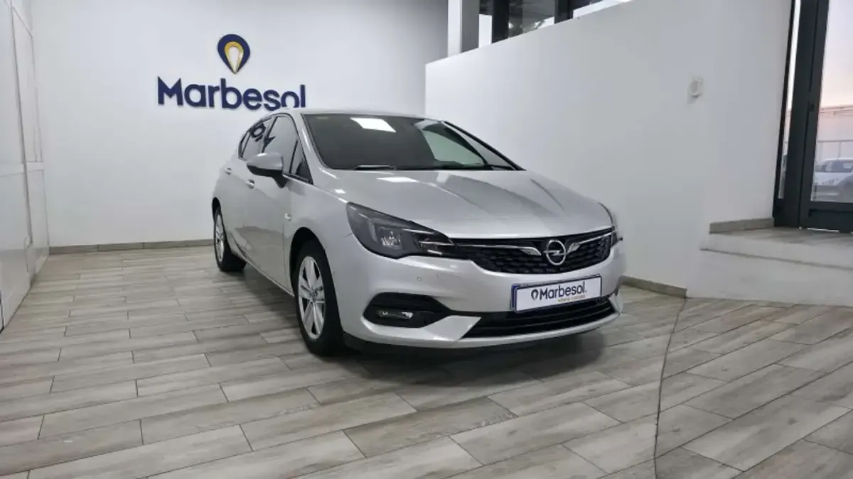 Usado Opel Astra Selective 105 CV (77 kW) 2020 Burdeos Utilitario