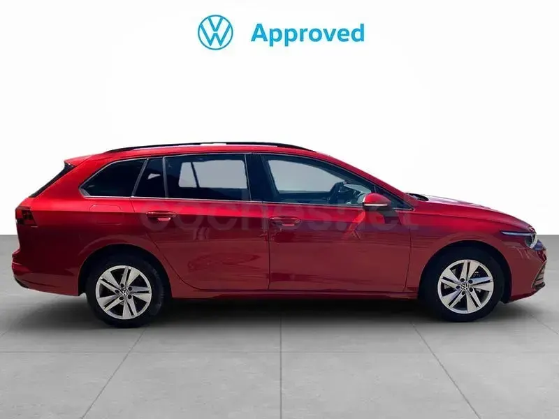 Usado VW Golf VIII Life 130 CV (95 kW) 2021 Rojo Familiar