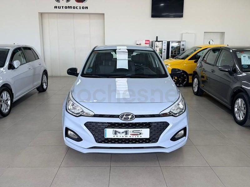 Usado Hyundai i20 75 CV (55 kW) 2019 Gris / plata Utilitario