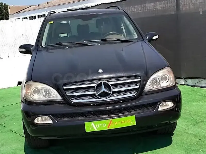 Usado Mercedes ML270 163 CV (119 kW) 2004 Negro SUV
