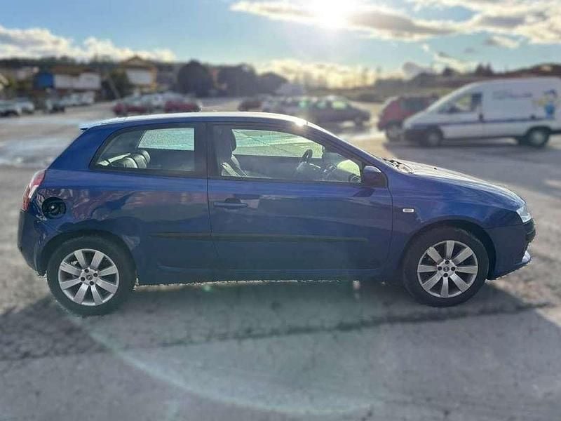 Usado Fiat Stilo 95 CV (69 kW) 2007 Azul Familiar