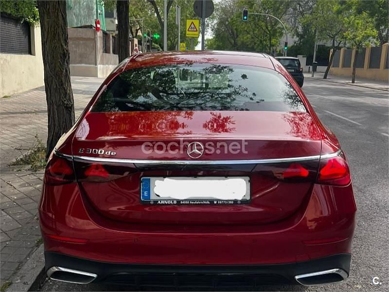 Usado Mercedes E300 306 CV (225 kW) 2024 Granate Berlina