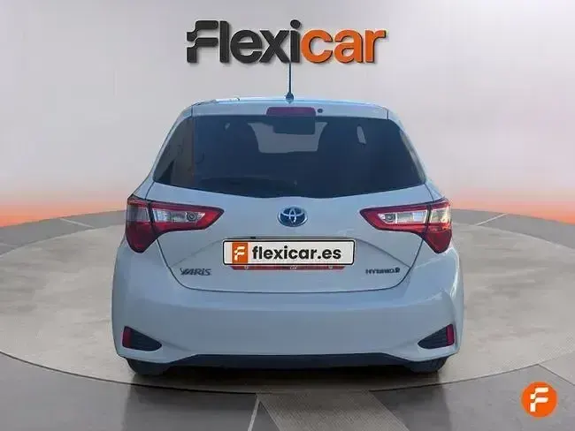 Usado Toyota Yaris Hybrid Active 100 CV (73 kW) 2018 Blanco