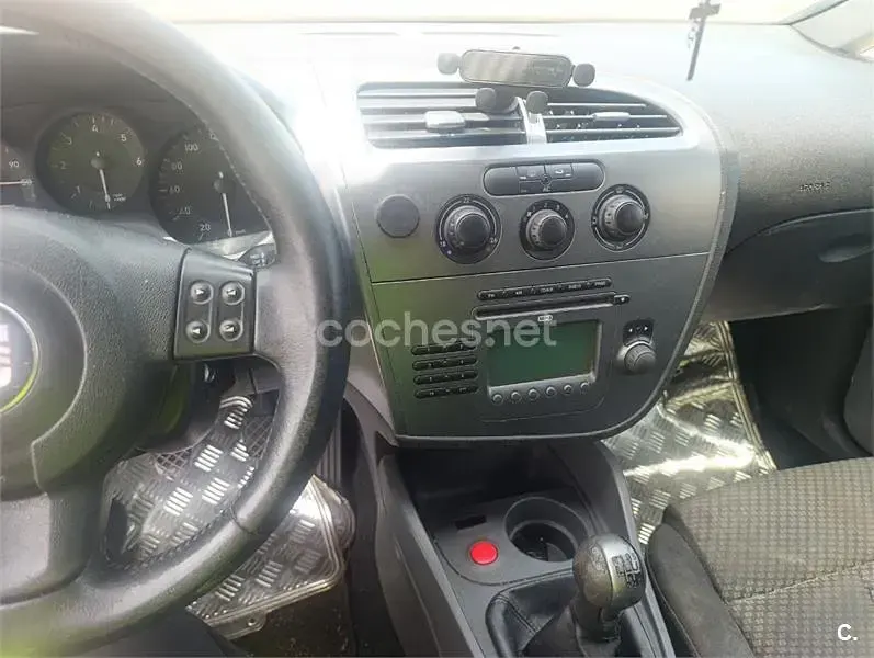 Usado Seat Leon Reference 105 CV (77 kW) 2008 Negro Utilitario