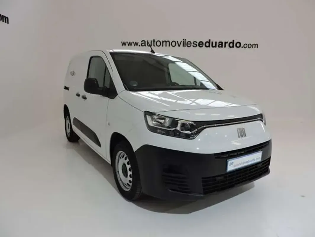 Usado Fiat Doblò 101 CV (74 kW) 2023 Blanco Monovolumen