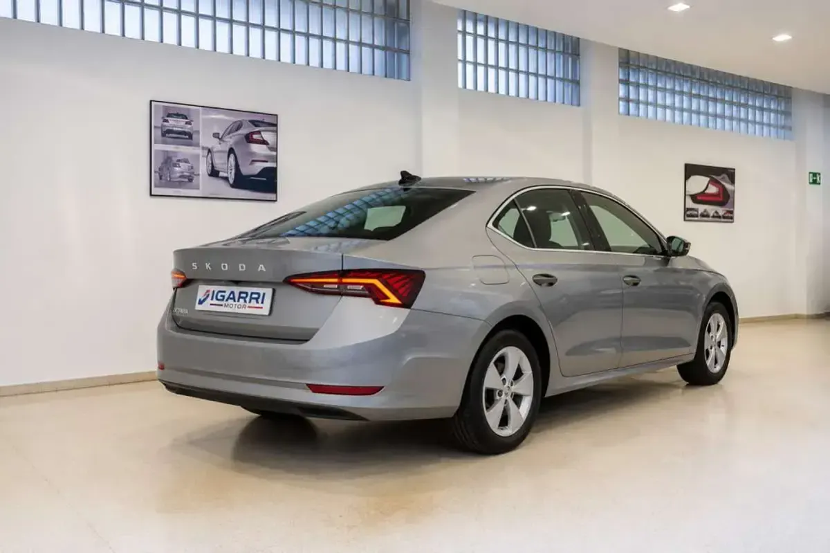 Usado Skoda Octavia Ambition 150 CV (110 kW) 2022 Gris Utilitario