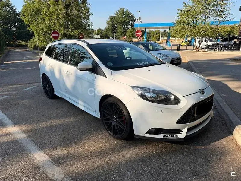 Usado Ford Focus ST 250 CV (183 kW) 2013 Blanco Familiar