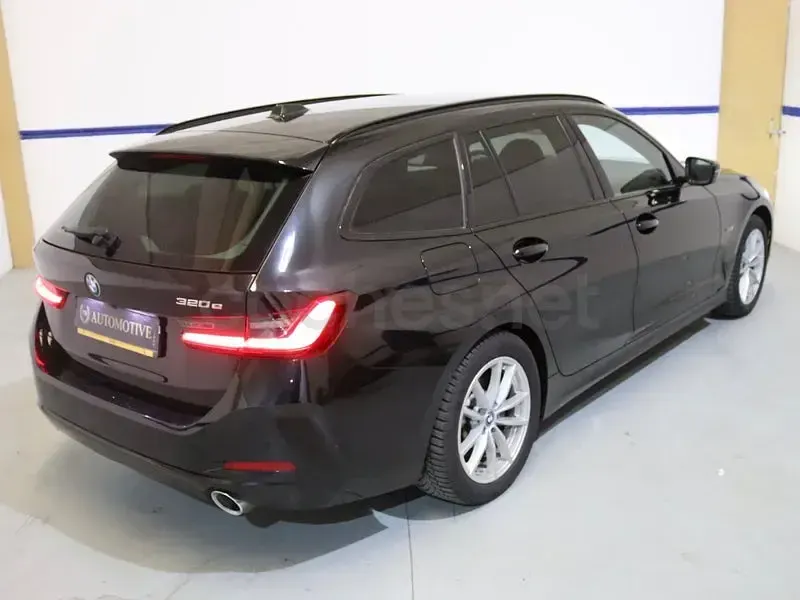 Usado BMW 320e Comfort Edition 204 CV (150 kW) 2023 Negro Familiar
