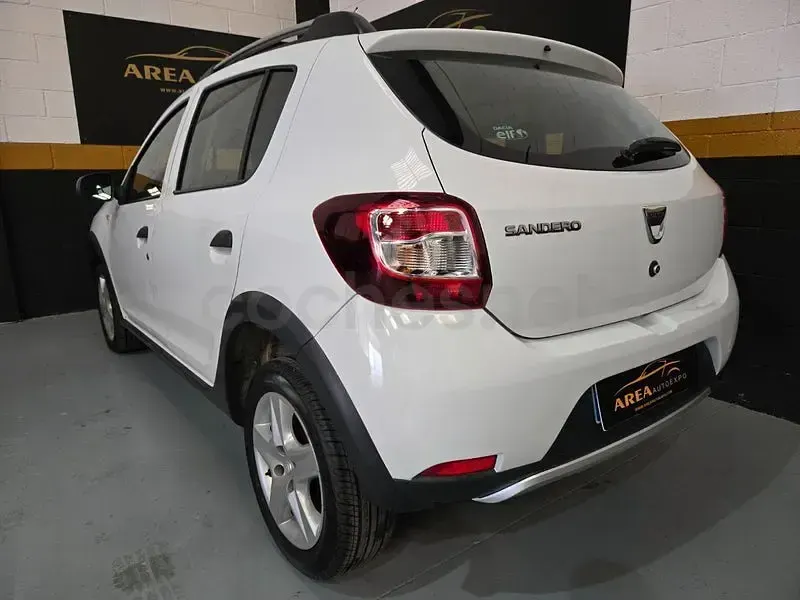 Usado Dacia Sandero Stepway 90 CV (66 kW) 2014 Blanco Berlina