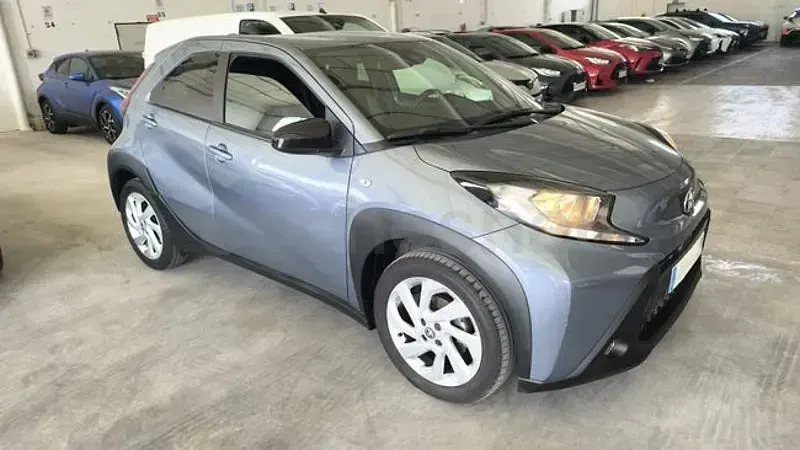 Usado Toyota Aygo X Play 72 CV (52 kW) 2024 Gris / plata SUV