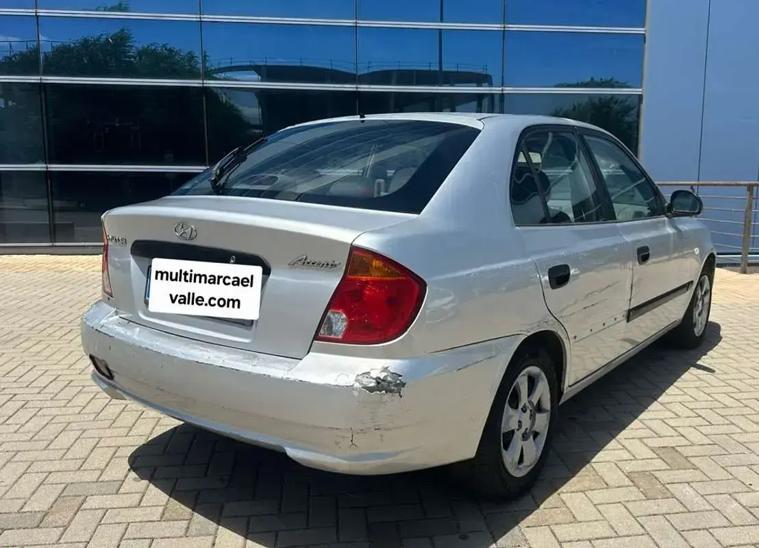 Usado Hyundai Accent GLS 84 CV (61 kW) 2004 Gris Utilitario