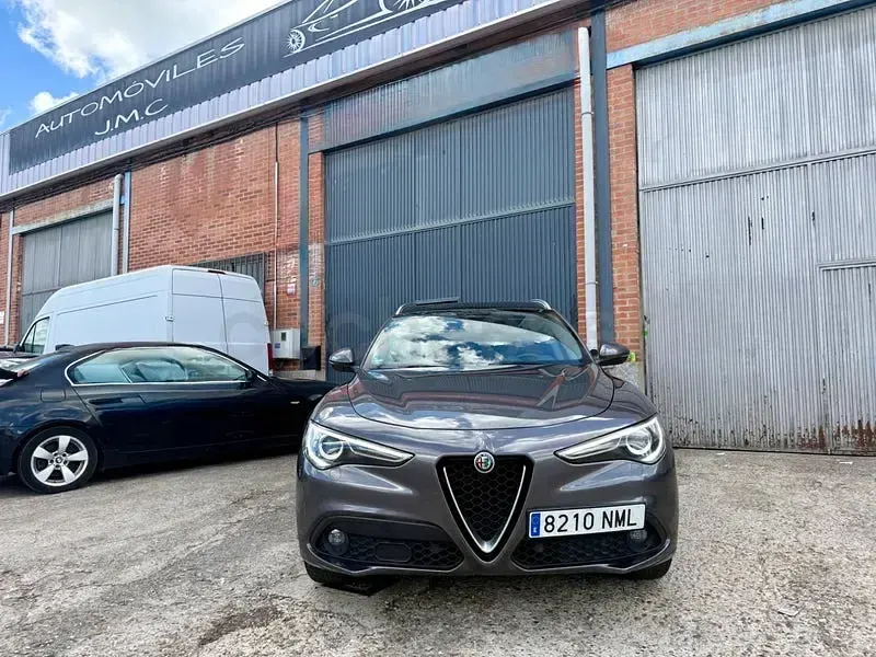 Usado Alfa Romeo Stelvio Ti 210 CV (154 kW) 2021 Gris / plata SUV