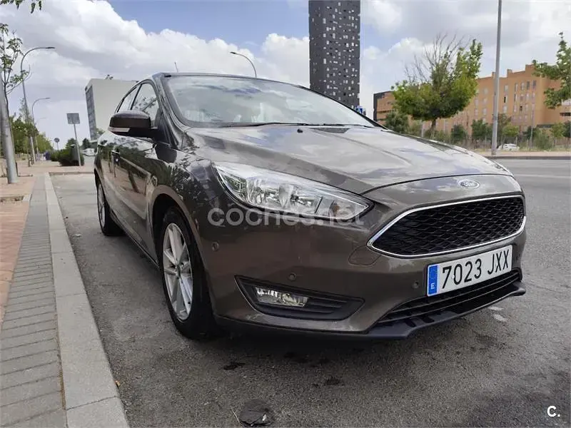 Usado Ford Focus Trend 125 CV (91 kW) 2017 Gris / plata Berlina
