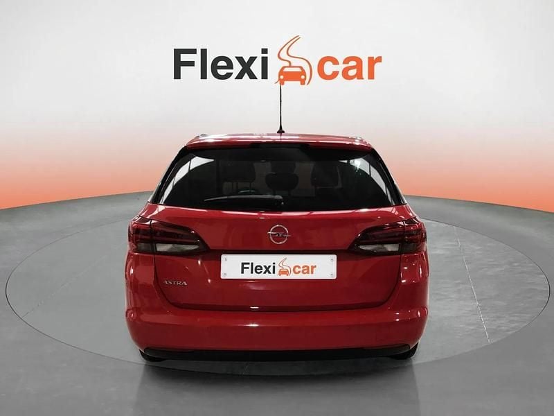 Usado Opel Astra Selective 111 CV (81 kW) 2019 Rojo Familiar