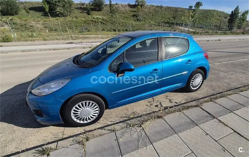 Usado Peugeot 207 70 CV (51 kW) 2012 Azul Berlina