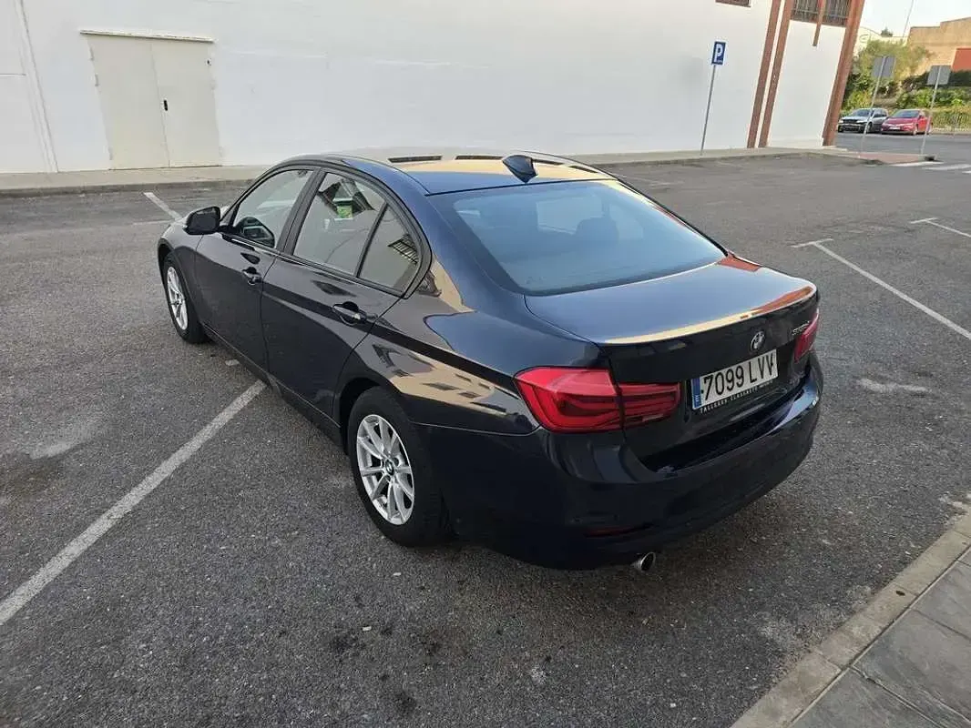Usado BMW 318 143 CV (105 kW) 2015 Azul Berlina