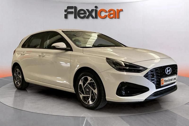 Blanco Usado 2024 Hyundai i30 Berlina | 18.490 € (Precio justo) - Imagen 1/4
