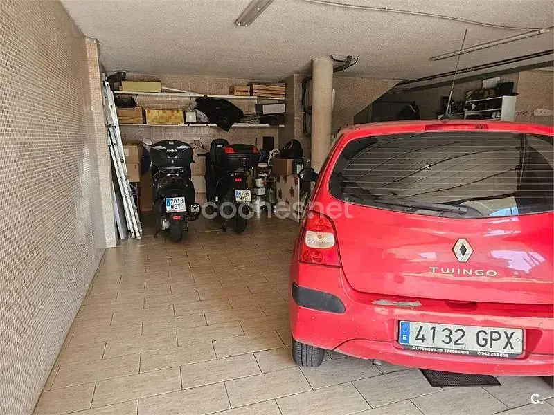 Usado Renault Twingo Dynamique 75 CV (55 kW) 2009 Rojo Utilitario