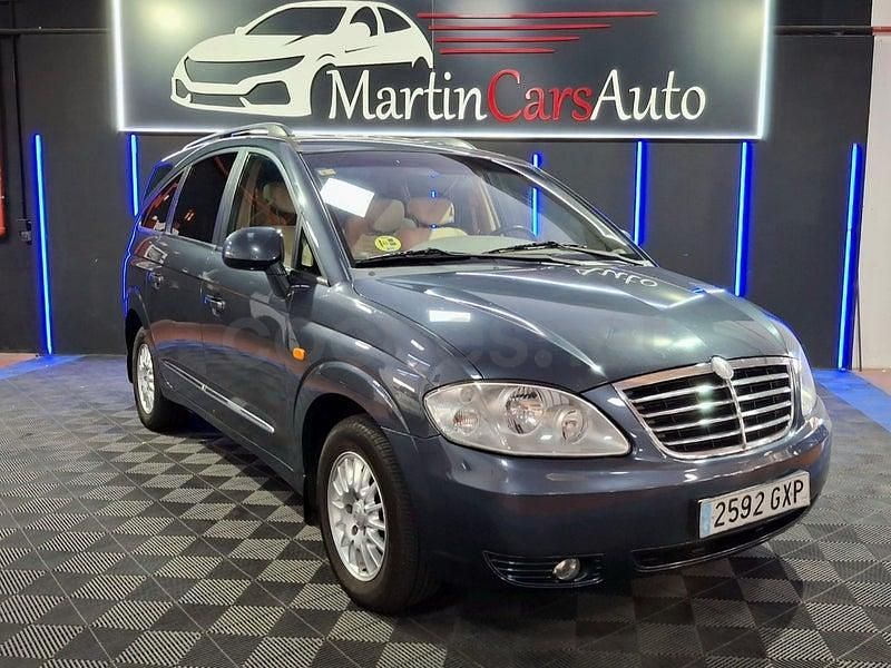 Usado Ssangyong (KGM) Rodius 165 CV (121 kW) 2010 Gris / plata Monovolumen