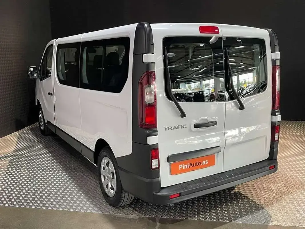 Usado Renault Trafic 109 CV (80 kW) 2023 Blanco Monovolumen