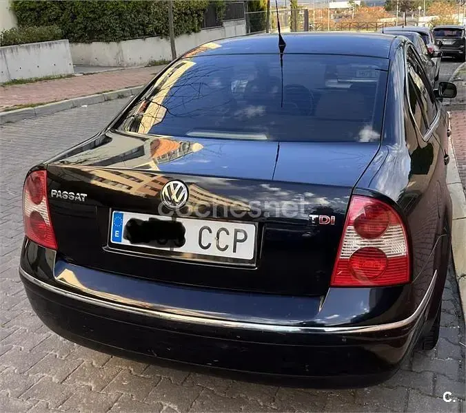 Usado VW Passat Highline 130 CV (95 kW) 2002 Negro Familiar
