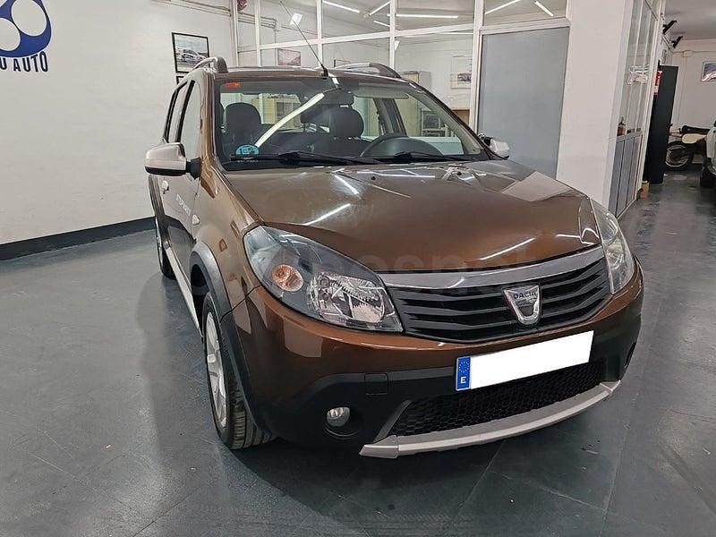 Usado Dacia Sandero Stepway 85 CV (62 kW) 2012 Marrón Berlina
