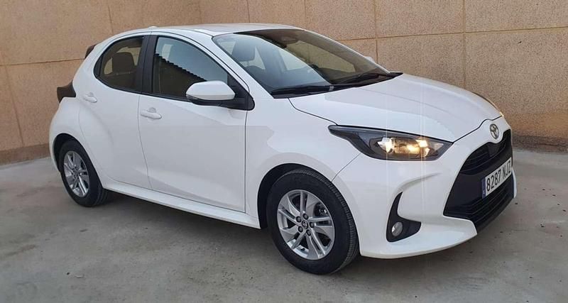 Usado Toyota Yaris Hybrid Active 116 CV (85 kW) 2024 Blanco Utilitario