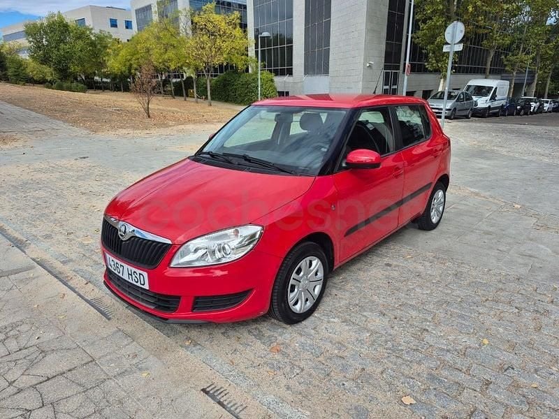Usado Skoda Fabia Ambition 60 CV (44 kW) 2013 Rojo Berlina