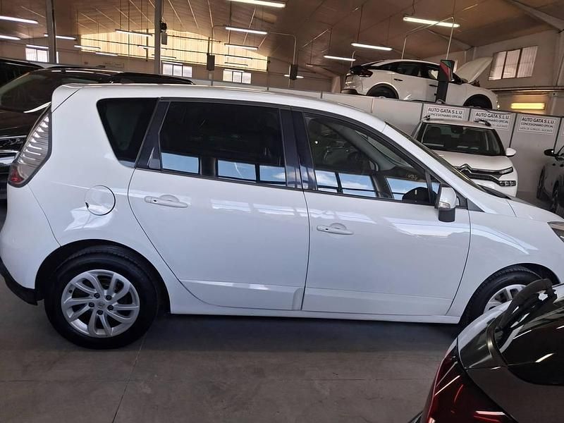 Usado Renault Scénic III Dynamique 110 CV (80 kW) 2014 Blanco Monovolumen